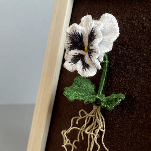 白黒フリルパンジーの立体刺繍作品 Lサイズ額装 立体・オブジェ