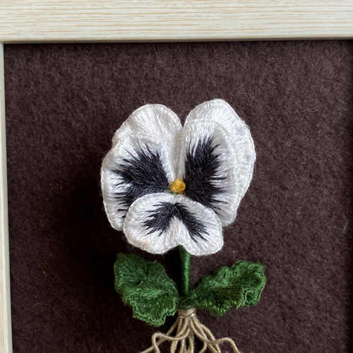 白黒フリルパンジーの立体刺繍作品 Lサイズ額装 立体・オブジェ 禎工房