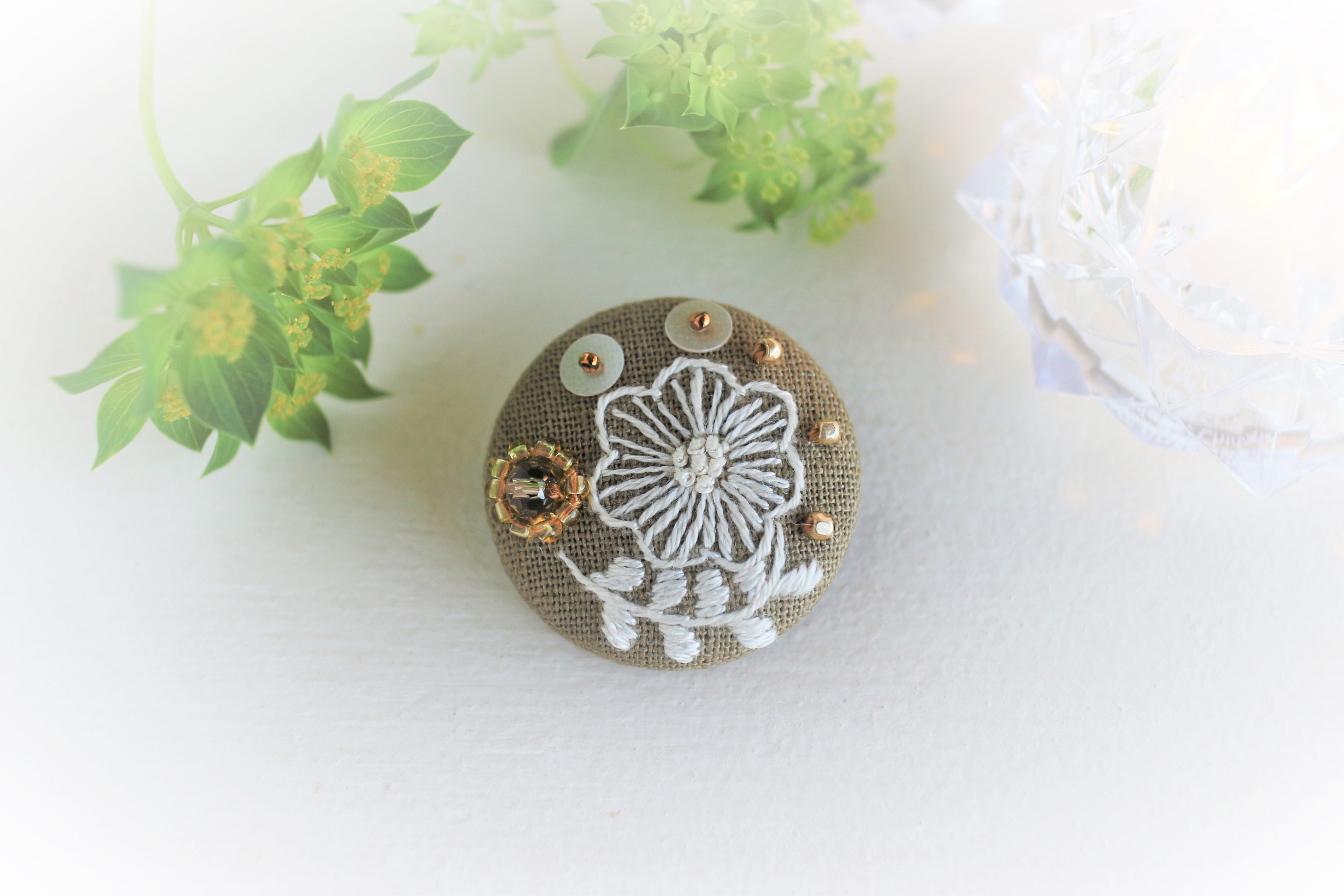 ボタニカルフラワー　ブローチ 北欧ボタニカルフラワー＊手刺繍ブローチ＊カーキ＊Small