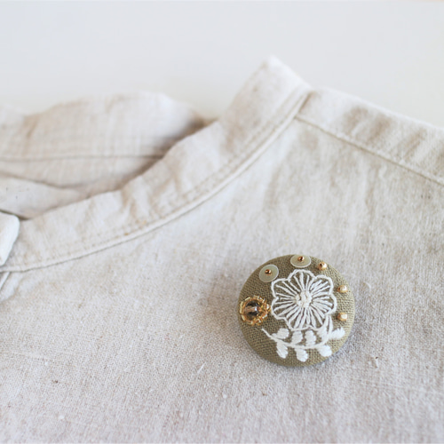 北欧ボタニカルフラワー＊手刺繍ブローチ＊カーキ＊Small