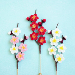 揺れる紅梅のピアス/イヤリング　(花、梅、和装、赤、かぎ針編み、レース編み、四季折々) 11枚目の画像
