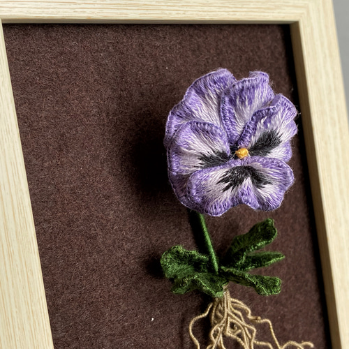 ラベンダー色のフリルパンジー立体刺繍作品 Lサイズ額装 立体