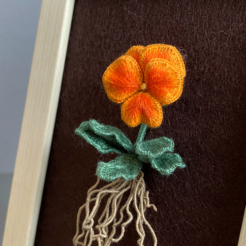 オレンジ色のパンジー立体刺繍作品 Lサイズ額装 立体・オブジェ