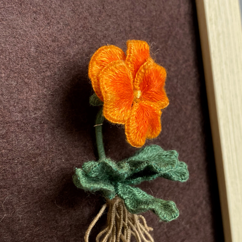 オレンジ色のパンジー立体刺繍作品 Lサイズ額装 立体・オブジェ 禎工房