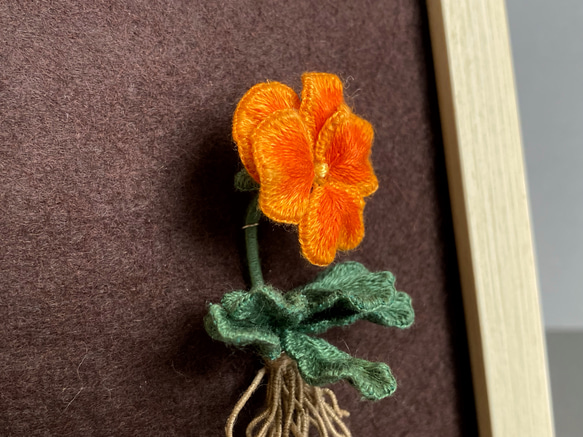 オレンジ色のパンジー立体刺繍作品　Lサイズ額装 5枚目の画像