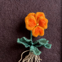 オレンジ色のパンジー立体刺繍作品　Lサイズ額装 1枚目の画像