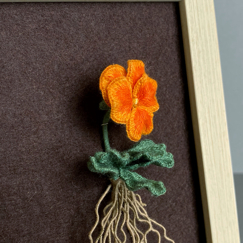 オレンジ色のパンジー立体刺繍作品 Lサイズ額装 立体・オブジェ