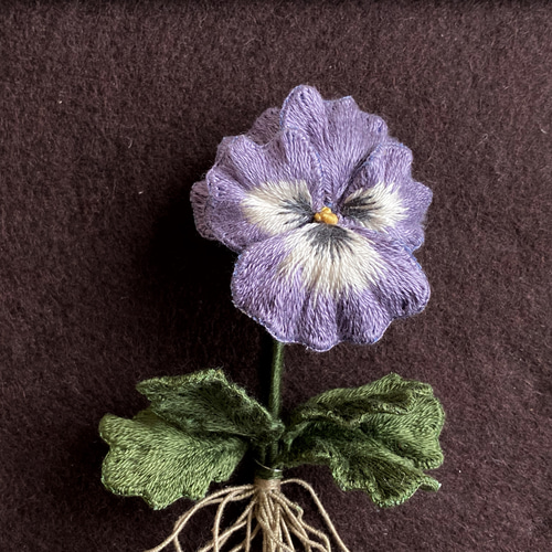 パンジーの丸額 | 花の刺繍画 － 植木紅匠 －
