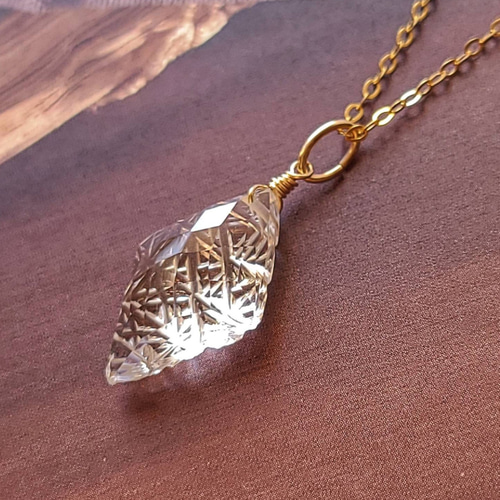 天然石14kgf 江戸切子のようなクリスタル*カービングのネックレス