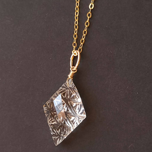 天然石14kgf 江戸切子のようなクリスタル*カービングのネックレス