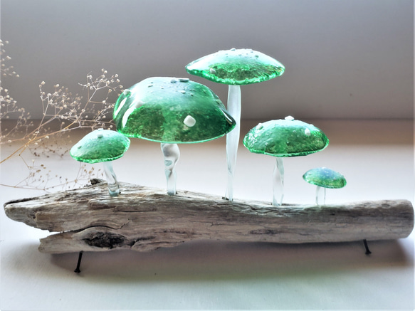 ガラスのキノコ 置物 オブジェ 緑白粒5本 立体・オブジェ