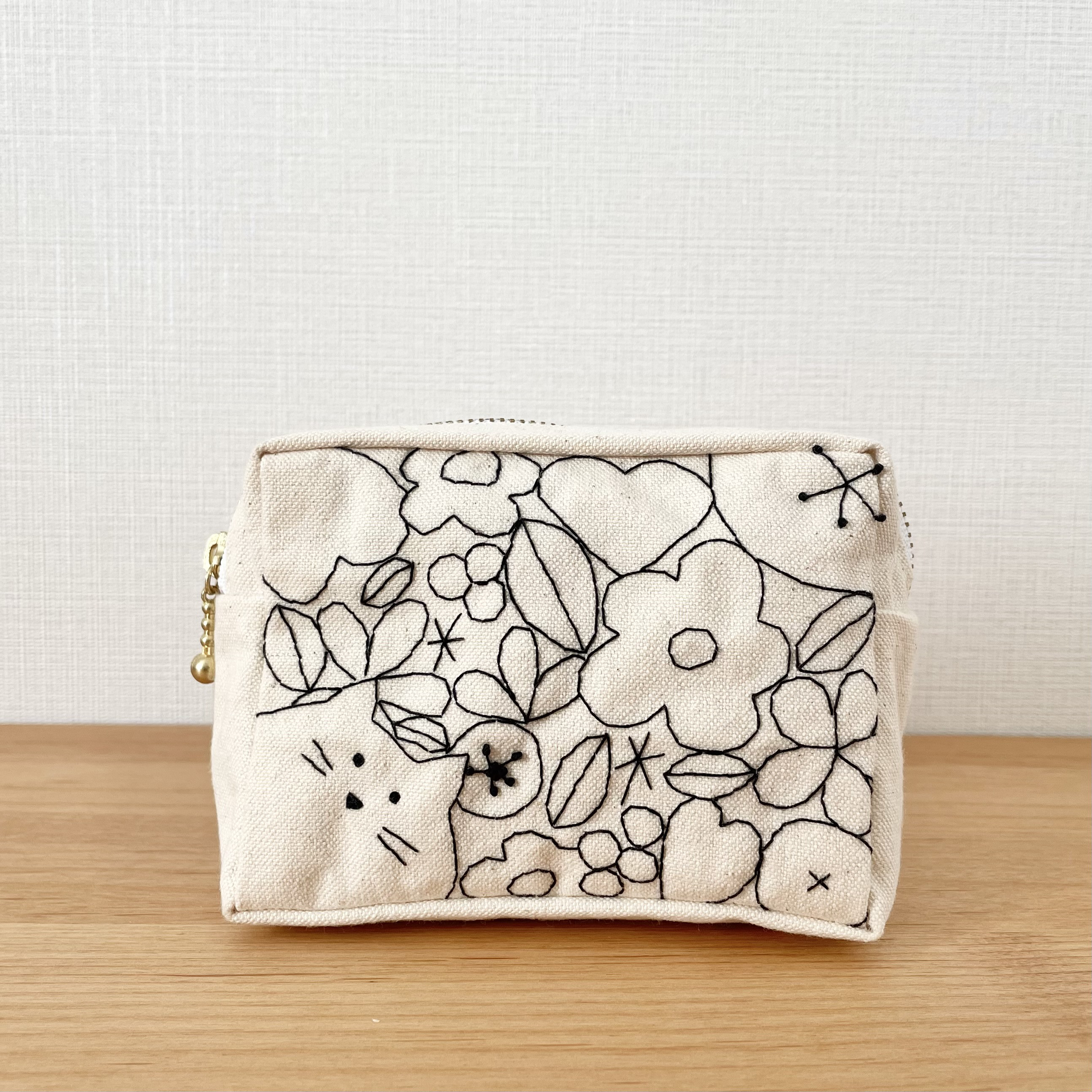 一点ものの、手刺繍で仕上げた特別なイラストポーチ〜懐かしデザイン〜