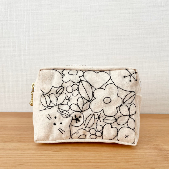 一点ものの、手刺繍で仕上げた特別なイラストポーチ〜懐かしデザイン