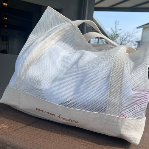 バスタオルも入れやすくビーチにぴったりなビッグメッシュバッグ