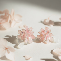 桜とムーンストーンのピアス・イヤリング 2枚目の画像