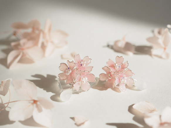 桜とムーンストーンのピアス・イヤリング 2枚目の画像