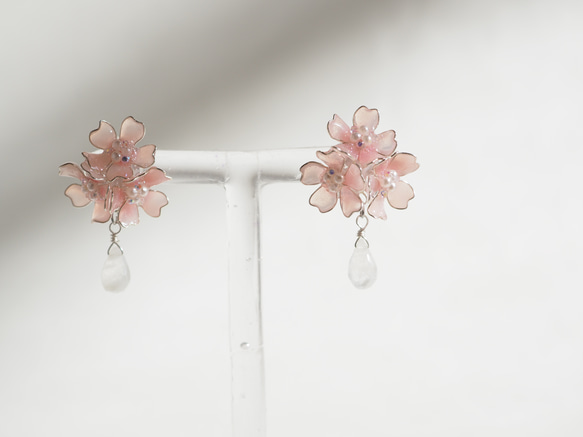 桜とムーンストーンのピアス・イヤリング 5枚目の画像