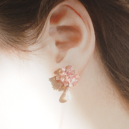 桜とムーンストーンのピアス・イヤリング ピアス（スタッド・一粒