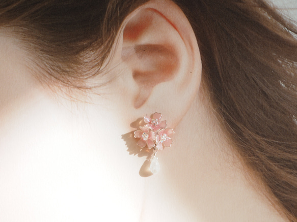桜とムーンストーンのピアス・イヤリング 11枚目の画像