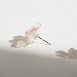 桜とムーンストーンのピアス・イヤリング 8枚目の画像