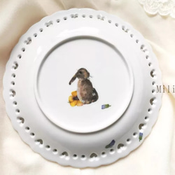 咲き誇るパンジーとうさぎの19cmプレート（柄を選んでください)　ケーキ皿　デザート皿　ビオラ　花柄　透かしプレート 3枚目の画像