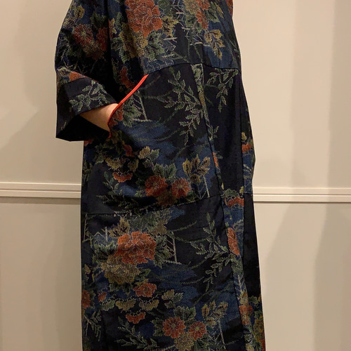 着物リメイク 正絹 大島染 青色葉柄 ヨーク切り替えギャザーワンピース 和の布創作服＞ 小紋の着物地から作ったギャザーワンピース 絹