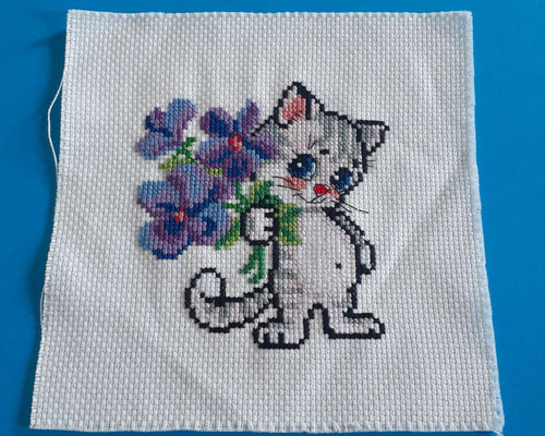 ハンドメイド　三毛猫　ブルー　クロスステッチ完成品　ネコ　刺繍　フレーム入り ハンドメイド 三毛猫 ブルー クロスステッチ完成品 ネコ 刺繍