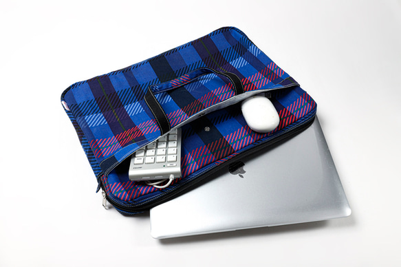 大人可愛いパソコンバッグ（タータンチェック 紺×青×赤）15.6インチ 大容量 両側ポケット レディースorメンズ 4枚目の画像