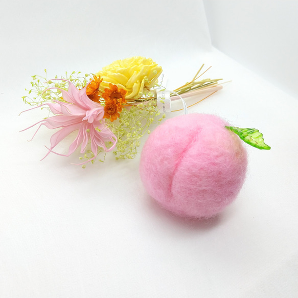 【送料無料】かわいい桃のブローチ　黄色　ピンク　羊毛フェルト 2枚目の画像
