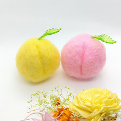 【送料無料】かわいい桃のブローチ　黄色　ピンク　羊毛フェルト 1枚目の画像