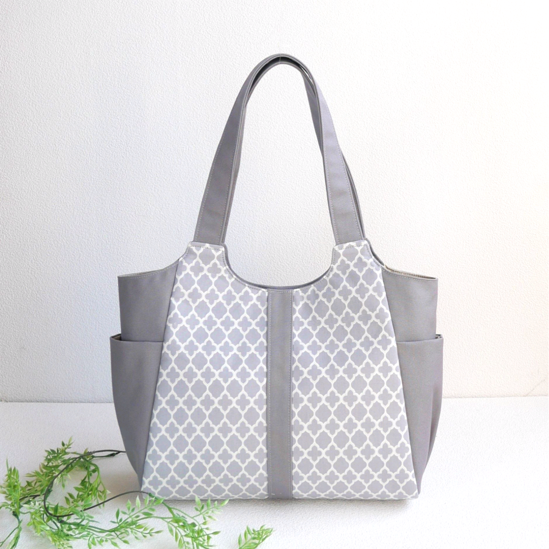 マチ巾選べる　定番モロッカン柄のライトグレーモロッカン柄のA4すっきりトート