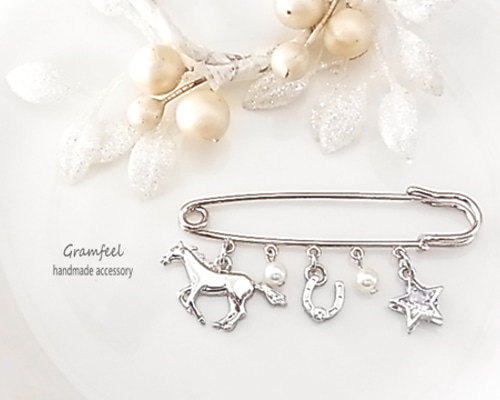 感謝セール！馬のピンブローチ＊馬蹄チャームとパール付＊ 干支 午年