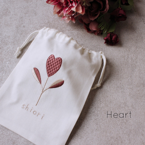 巾着袋】【名入れ】オーダー 名前 刺繍 巾着 イニシャル 白 赤 花 北欧