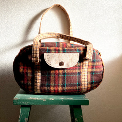 ウールで作った楕円形のボストンバッグ　茶色 1枚目の画像