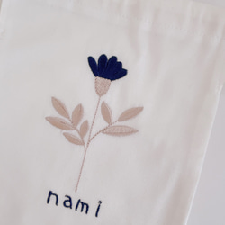 【巾着袋】【名入れ】オーダー 名前 刺繍 巾着 イニシャル 白 花 北欧 プレゼント お誕生日 お礼 記念品 fl4 10枚目の画像