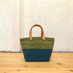 パラフィン帆布の小さな鞄(薄茶×青鈍色) 2枚目の画像