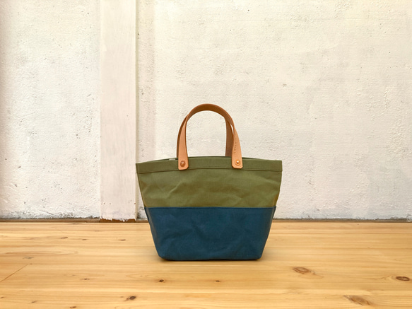 パラフィン帆布の小さな鞄(薄茶×青鈍色) 2枚目の画像