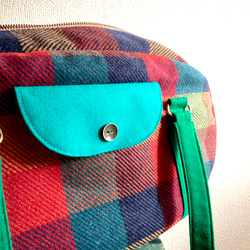 ウールで作った楕円形のボストンバッグ　緑色 3枚目の画像