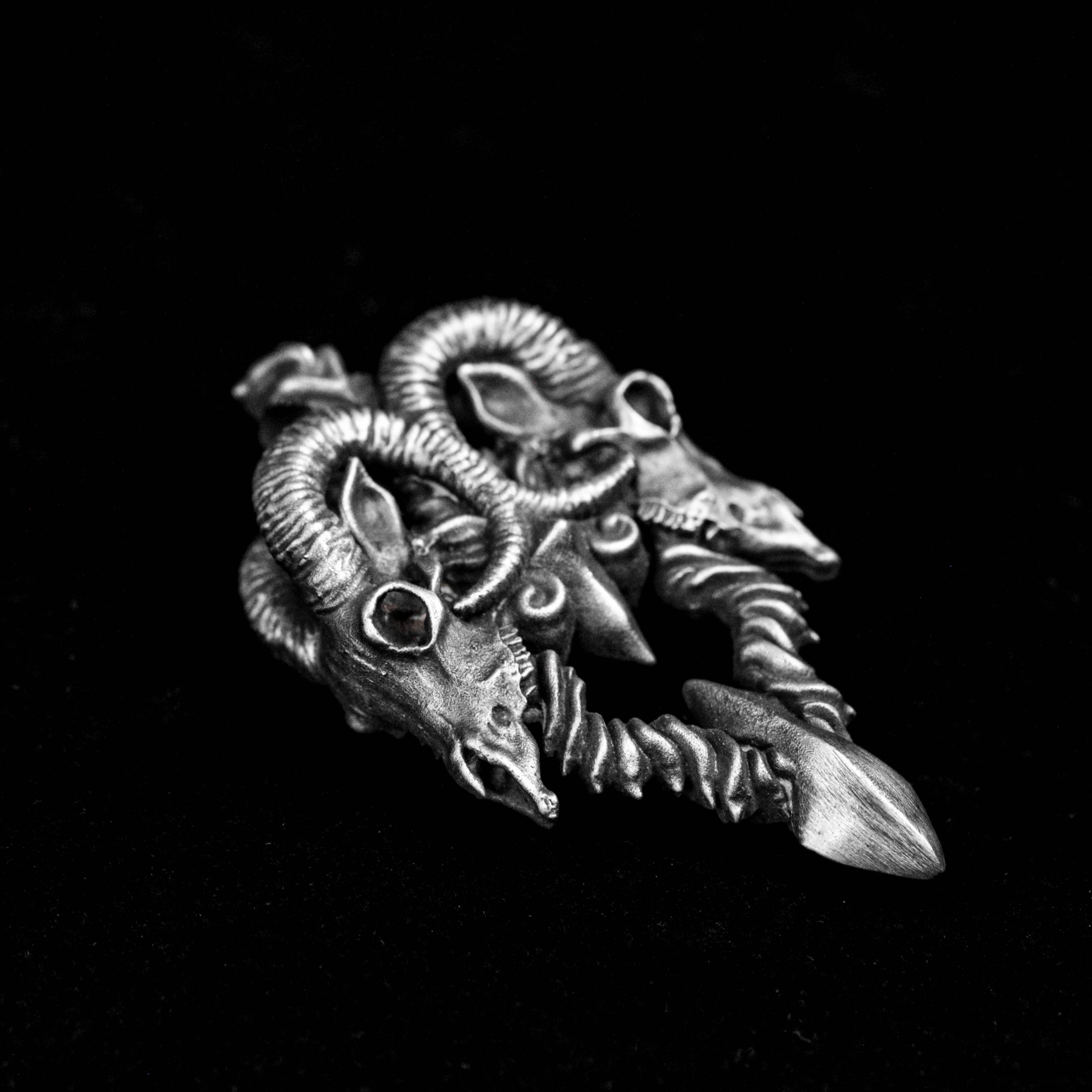 トーテムダブルシープヘッド犠牲ペンダント、シルバースカルペンダント、雄羊のネックレス、中国の黄道帯の羊の骨のネックレス