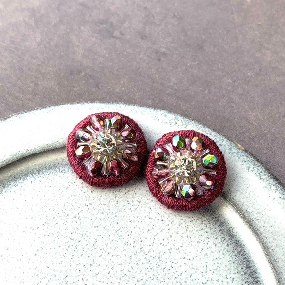 ビジュー刺繍フラワーピアス[burgundy]:ボルドー 花 キラキラ 冬 大人可愛い ワインレッド 2枚目の画像