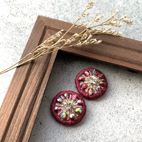 ビジュー刺繍フラワーピアス[burgundy]:ボルドー 花 キラキラ 冬 大人可愛い ワインレッド 1枚目の画像