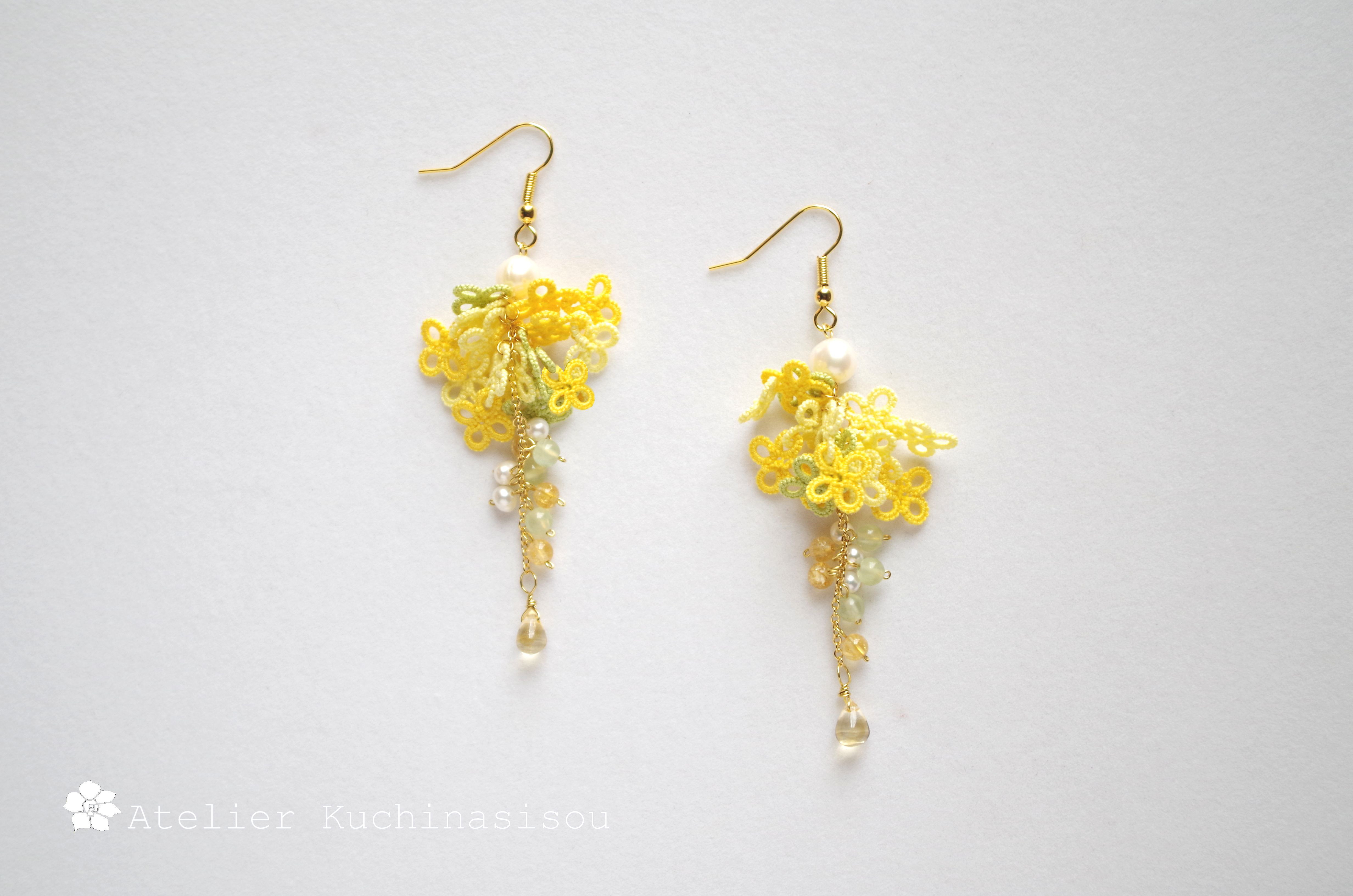 タティングの小花と雫玉のピアス〈ミモザ〉