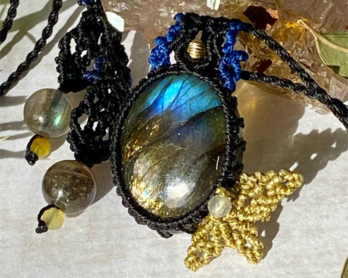 ♢ブルーフラッシュとゴールドの虹♢ ラブラトライト マクラメ