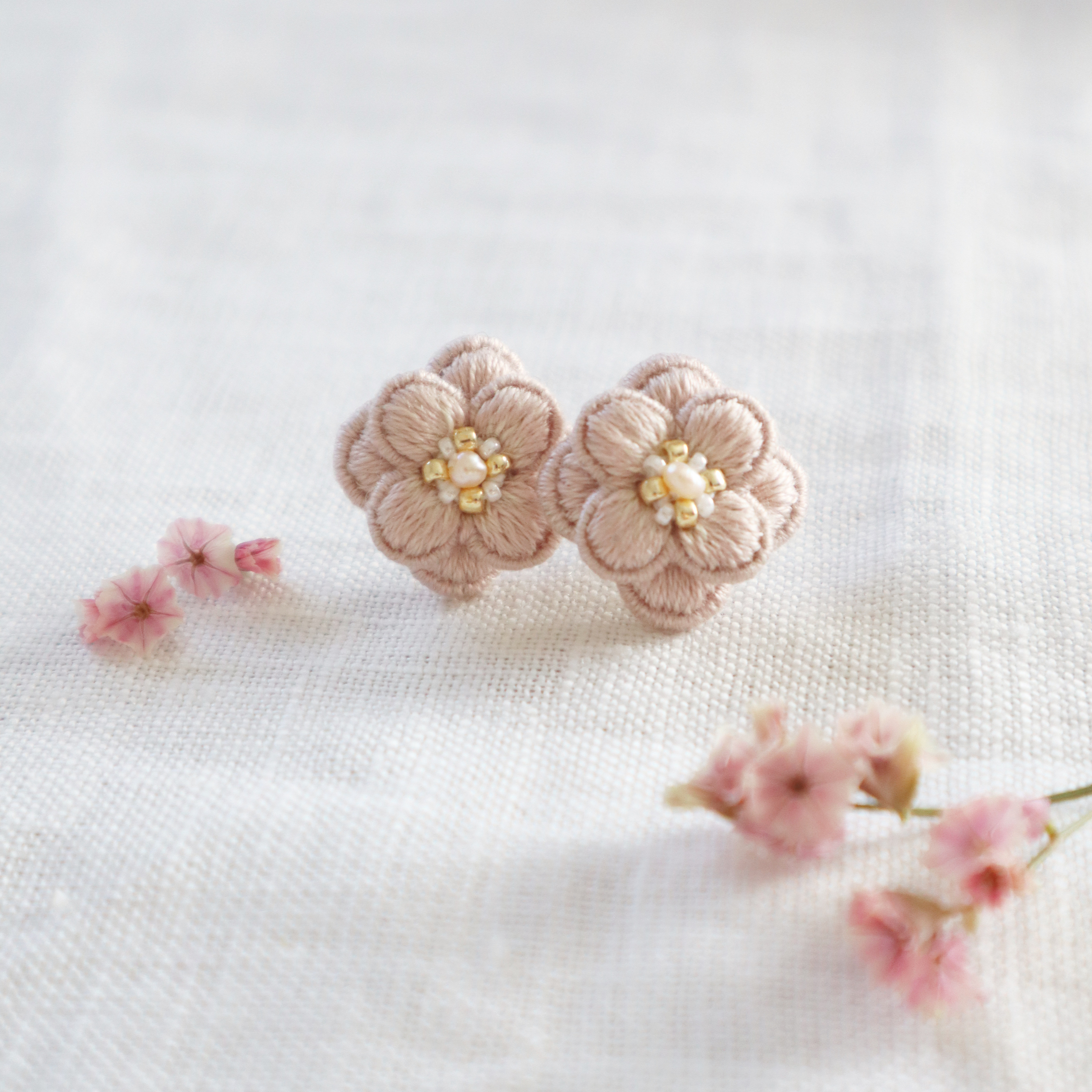 8枚花びら 刺繍イヤリング・ピアス 桜色