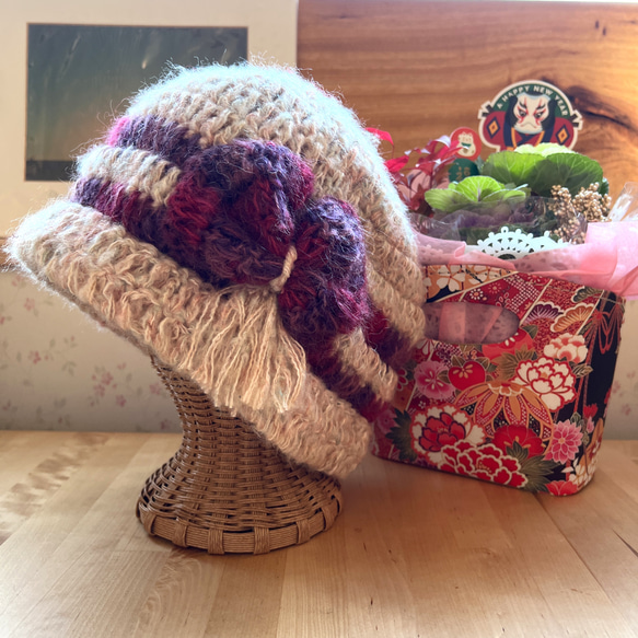 冬のニット帽 ベージュグラデーション＊ウール100% かぎ針編み リボン 暖かい/温活 1枚目の画像