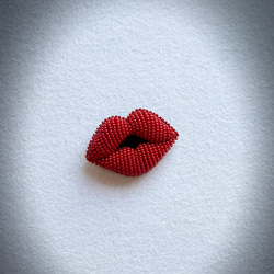 ek様ご予約商品　ビーズ刺繍のブローチ　-唇(プクプク)- 2枚目の画像