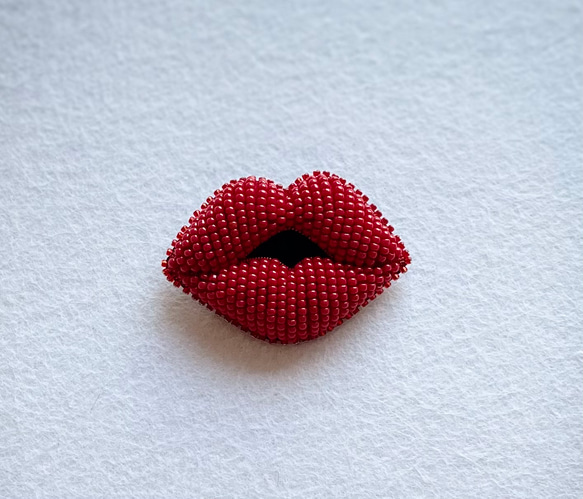ek様ご予約商品　ビーズ刺繍のブローチ　-唇(プクプク)- 5枚目の画像