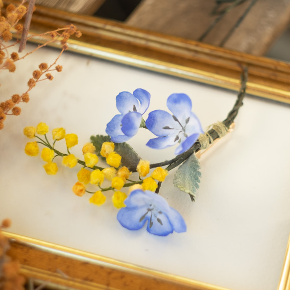 ネモフィラ と ミモザ の 花束 ブローチ ブローチ くるみのこにわ 通販