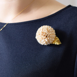 コサージュ・ブローチ】こんもり咲いた白い花 ヴィンテージな真鍮の