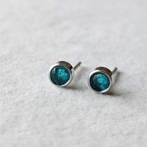 再販】3mm！ 宝石質ネオンブルーアパタイト ベゼルピアス 【金属 